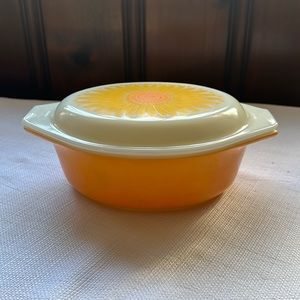 Pyrex casserole dish with lid. Sunflower pattern